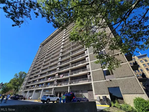12500 Edgewater Drive #202, Lakewood, OH 44107