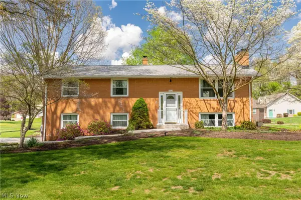 5205 Huckleberry Nw Street, North Canton, OH 44720