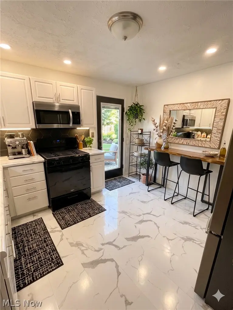 6711 Farnsworth Drive, Parma, OH 44129 - #2