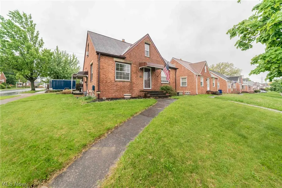 9011 Torrance Avenue, Brooklyn, OH 44144 - #2