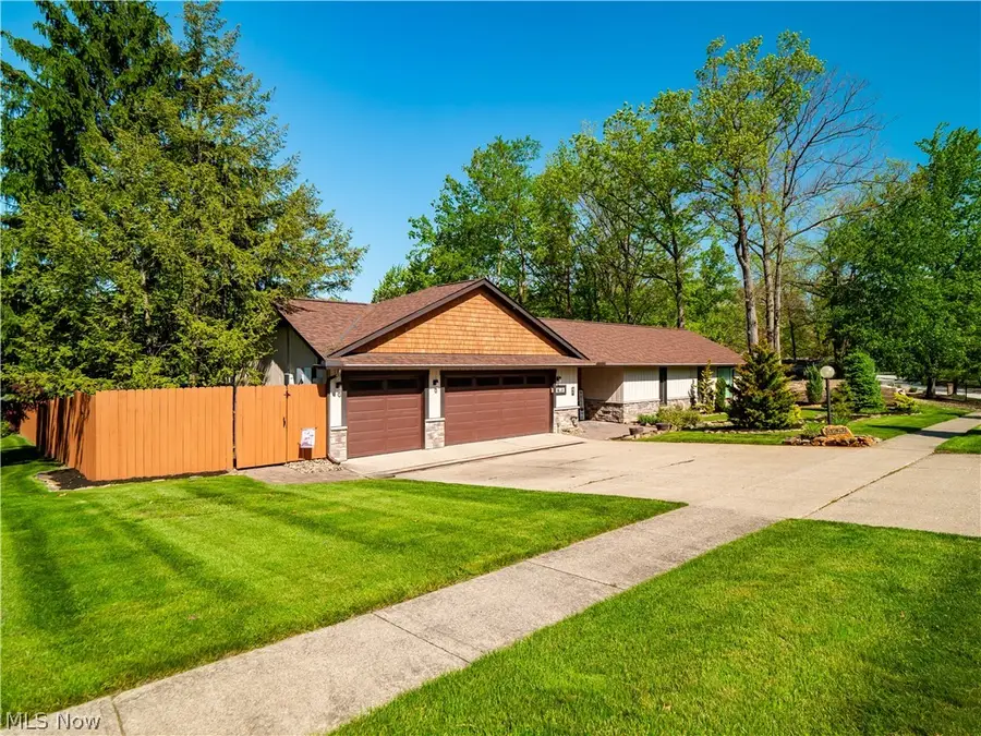 12674 Moss Point Road, Strongsville, OH 44136 - #2