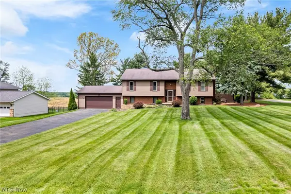11033 Santa Fe Ne Trail, Hartville, OH 44632