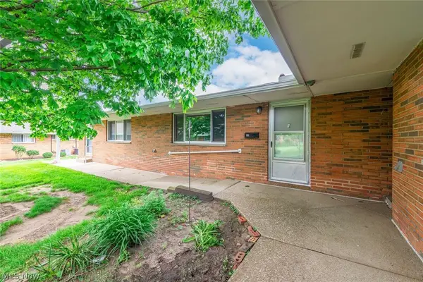 21834 River Oaks Drive #E2, Rocky River, OH 44116