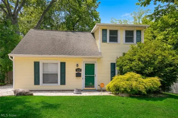 2324 Suncrest Drive, Cuyahoga Falls, OH 44221-3522