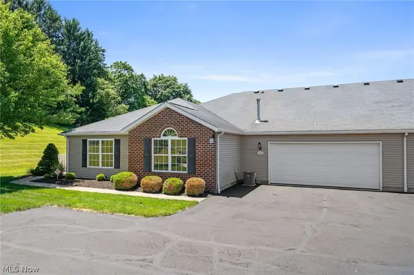 140 Woodbury Glen Street, Hartville, OH 44632