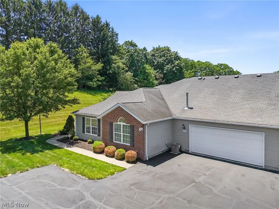 140 Woodbury Glen Street, Hartville, OH 44632 - #3
