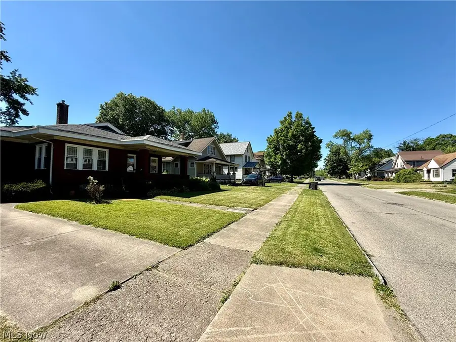 578 SE Oak Knoll Se Avenue, Warren, OH 44483 - #2
