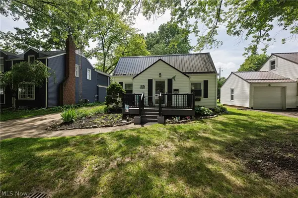 1421 Castlewood Sw Avenue, North Canton, OH 44720