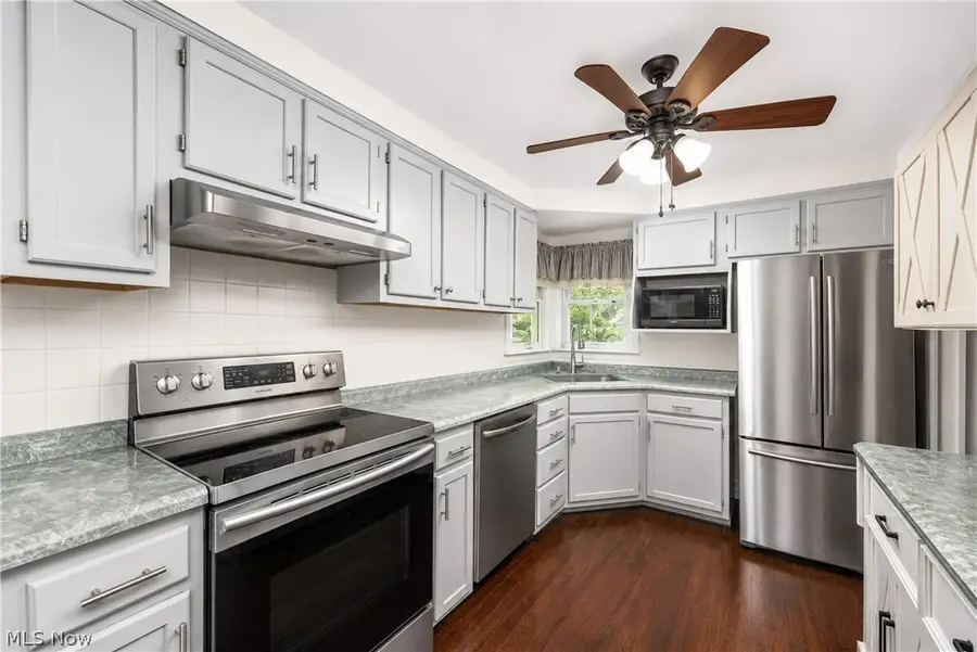 1421 Castlewood Sw Avenue, North Canton, OH 44720 - #2