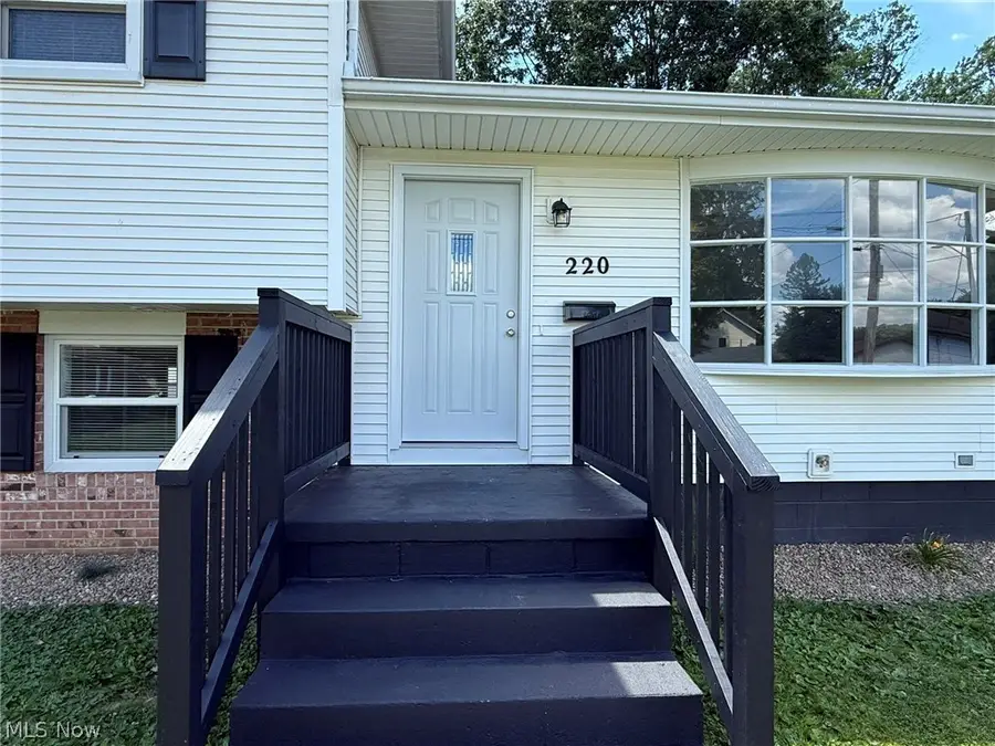 220 W 11th Street, Uhrichsville, OH 44683 - #2