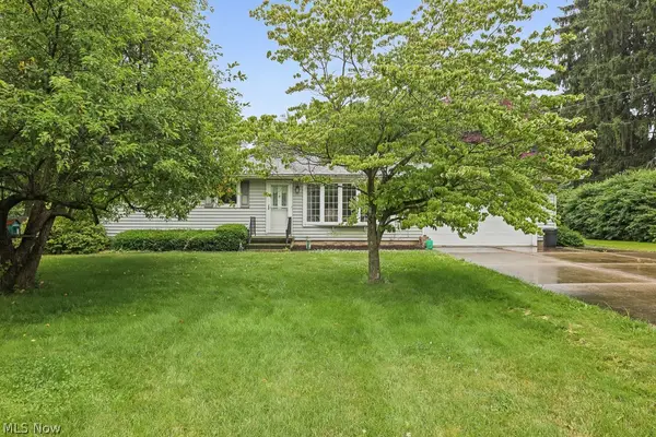 5260 Huckleberry Nw Street, North Canton, OH 44720
