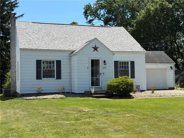 210 Woodrow Nw Street, North Canton, OH 44720