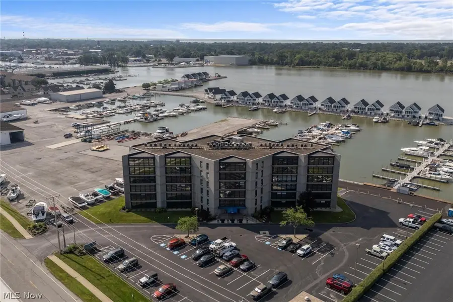 711 W Lakeshore Drive #203, Port Clinton, OH 43452 - #2