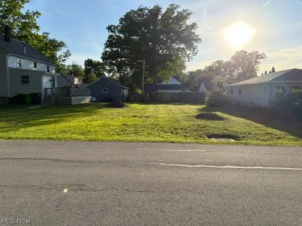 206 Oakwood Drive, Avon Lake, OH 44012