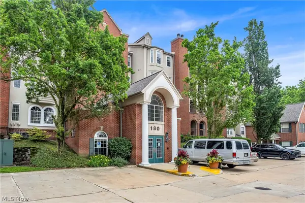 180 Fox Hollow Drive #207, Mayfield Heights, OH 44124