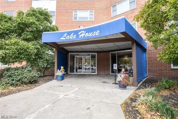 11850 Edgewater Drive #925, Lakewood, OH 44107