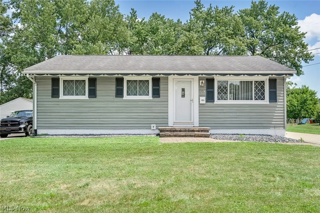 751 Dresden Drive, Hubbard, OH 44425 - #1