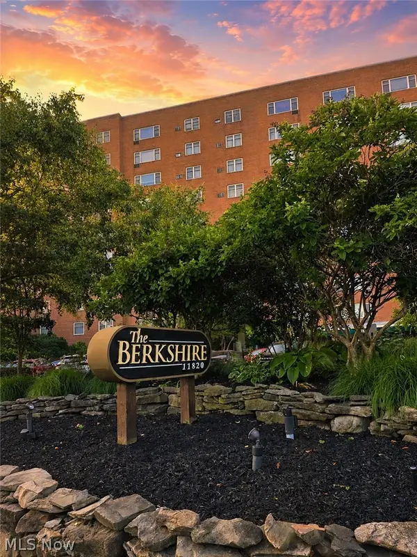 11820 Edgewater Drive #608, Lakewood, OH 44107