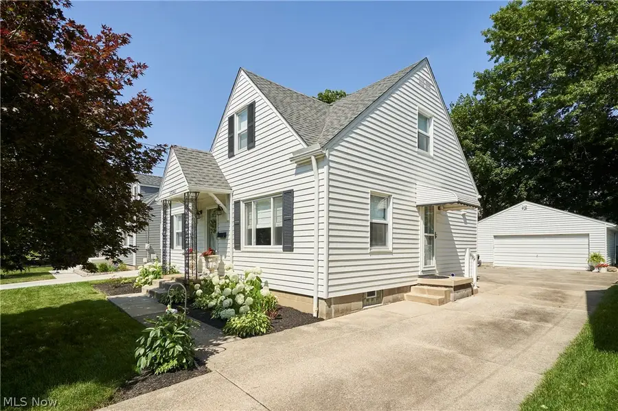 2863 11th Street, Cuyahoga Falls, OH 44221 - #3