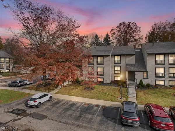6330 Greenwood #103, Sagamore Hills, OH 44067