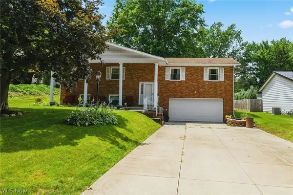 912 S Azalea Boulevard, Barberton, OH 44203