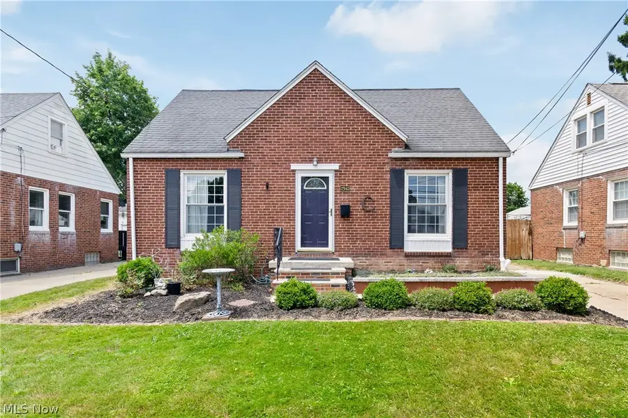 2542 9th Street, Cuyahoga Falls, OH 44221 - #3