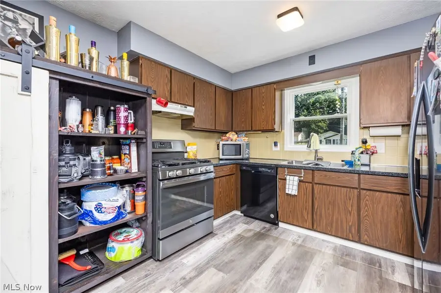 260 Hazelwood Avenue, Barberton, OH 44203 - #2