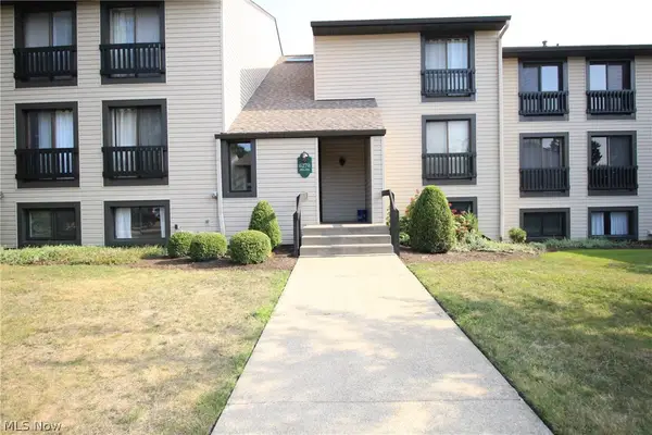 6270 Greenwood #302, Sagamore Hills, OH 44067