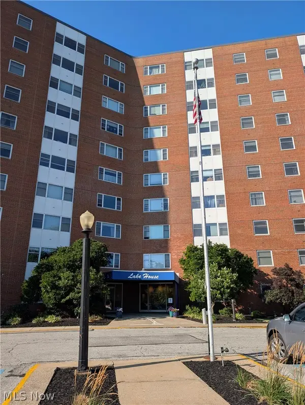 11850 Edgewater Drive #717, Lakewood, OH 44107