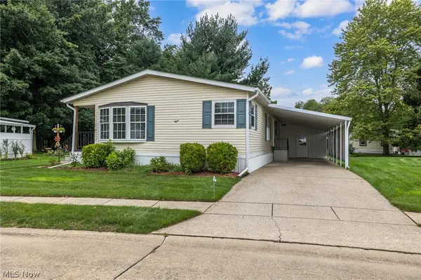 8 Jessica Lane, Olmsted Twp, OH 44138