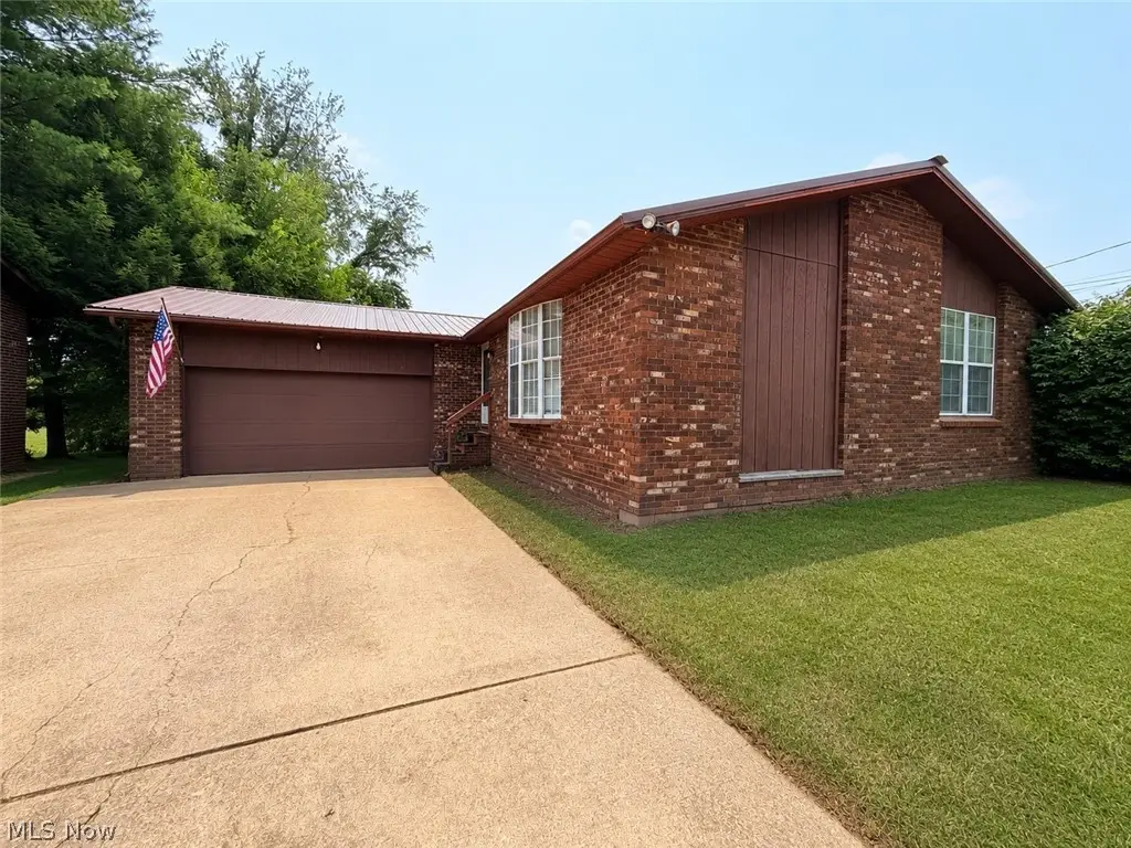 805 4th Street, Belpre, OH 45714 - #1
