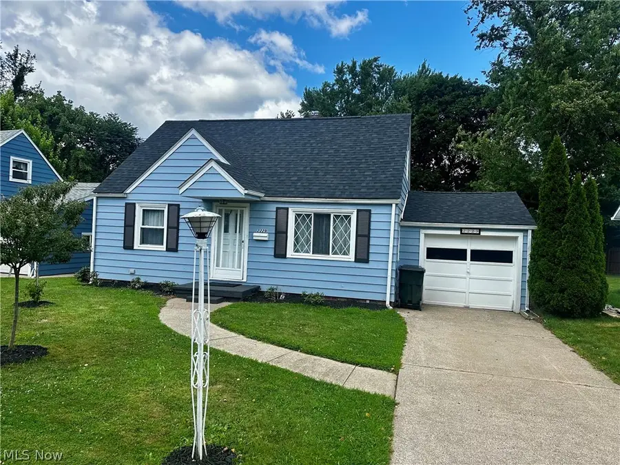 2229 39th Nw Street, Canton, OH 44709 - #3
