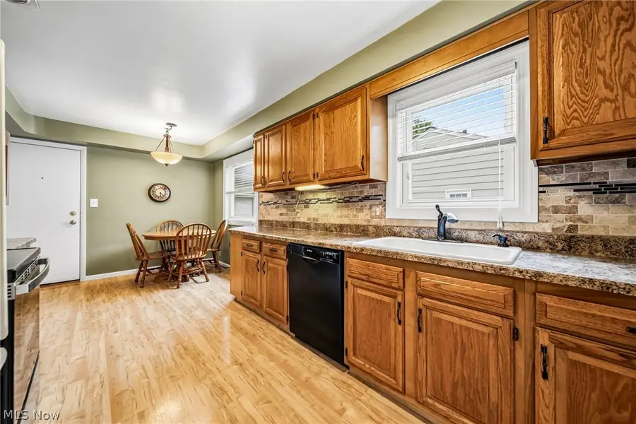 5117 Thornbury Road, Lyndhurst, OH 44124 - #2