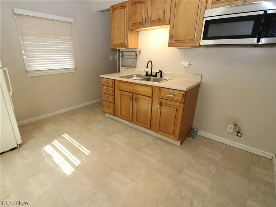654 Poplar Street, Elyria, OH 44035 - #3
