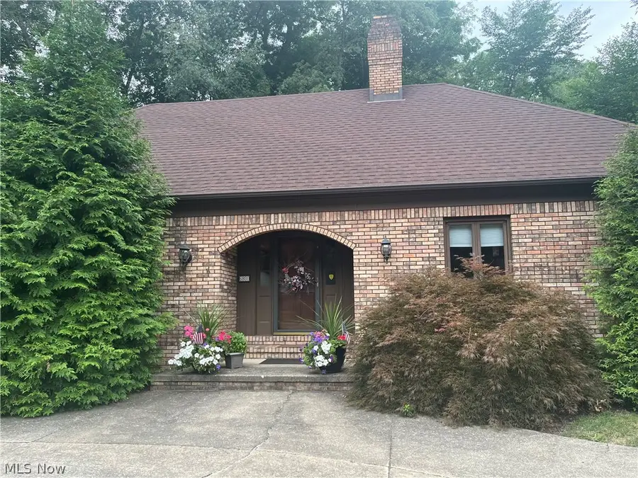6800 Strathmore Drive, Valley View, OH 44125 - #2