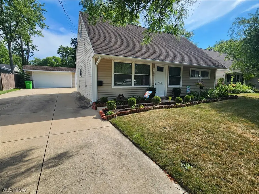 221 Wallace Drive, Berea, OH 44017 - #2