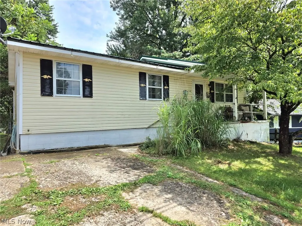 210 E 10th Street, Williamstown, WV 26187 - #1
