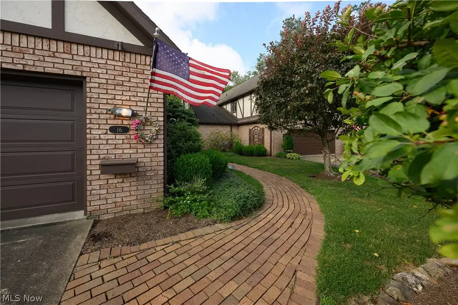 16 S Bentley Se Drive, Canton, OH 44709 - #3