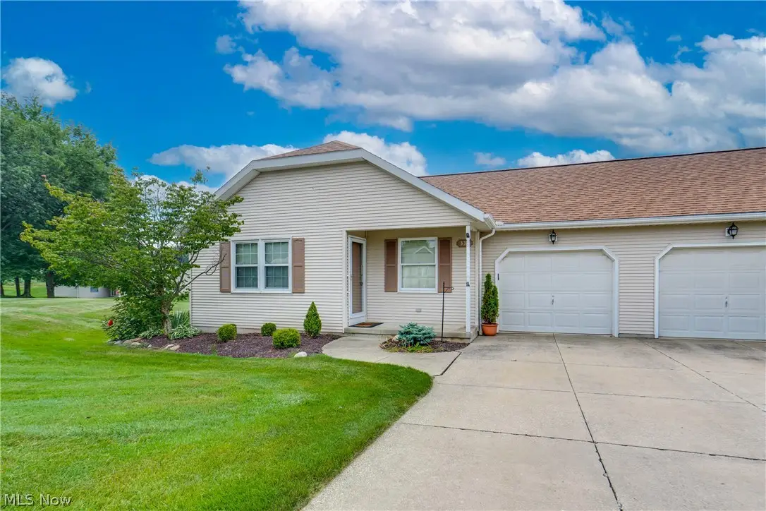 332 W Heatherwood Drive, Barberton, OH 44203 - #1