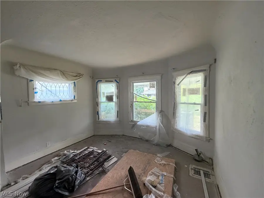 10708 Grantwood Avenue, Cleveland, OH 44108 - #3