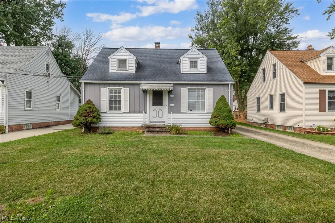 424 E 326th Street, Willowick, OH 44095 - #1
