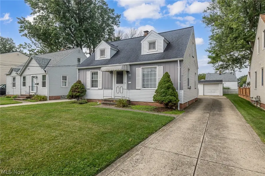 424 E 326th Street, Willowick, OH 44095 - #2