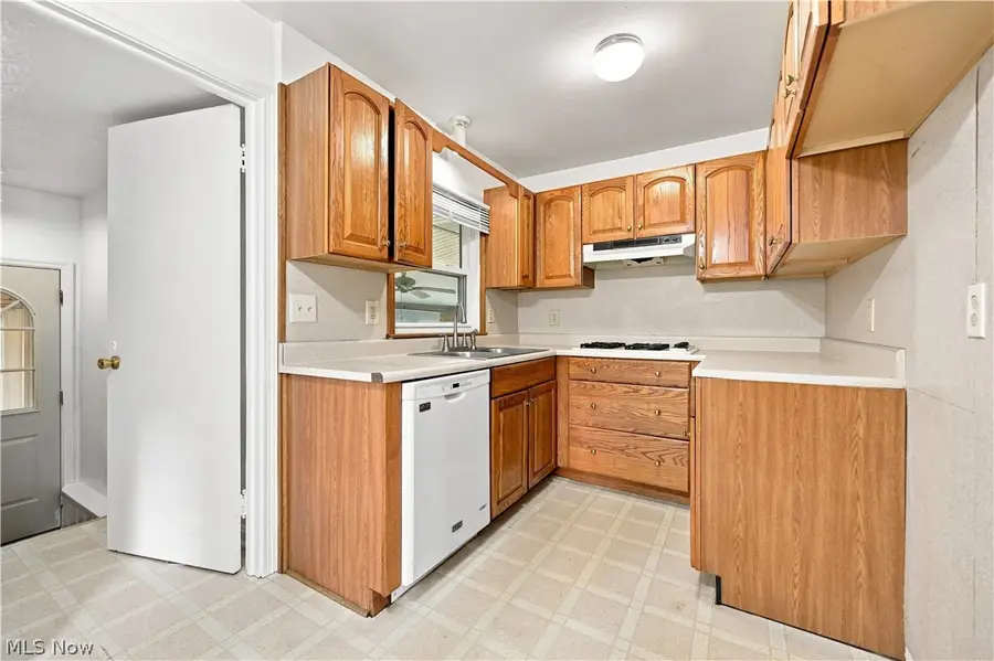 203 Edgewater Nw Avenue, Massillon, OH 44646 - #2