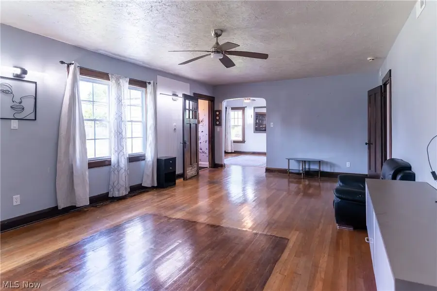 423 Bradley Lane, Youngstown, OH 44504 - #3