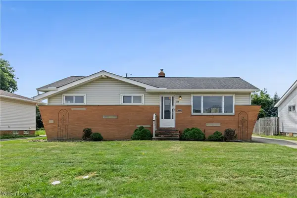 578 E Dartmoor Avenue, Seven Hills, OH 44131