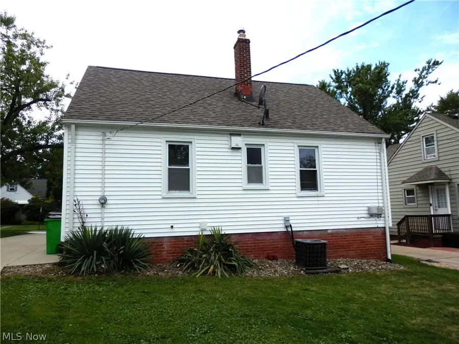 1277 Iroquois Avenue, Mayfield Heights, OH 44124 - #3