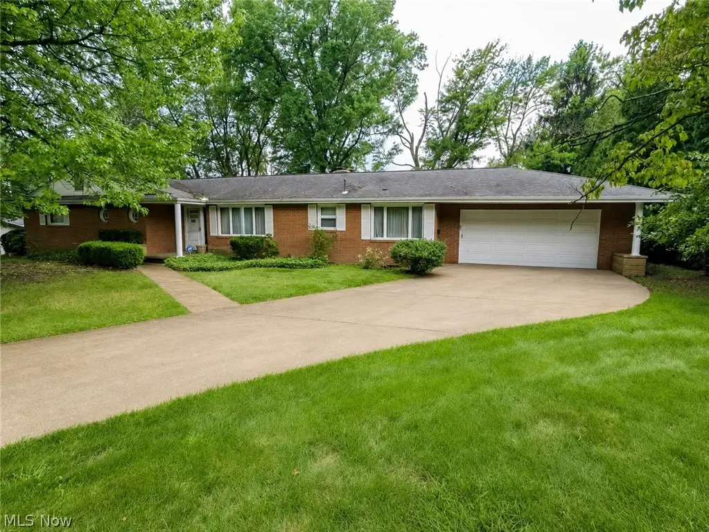 1815 Glenmont Nw Drive, Canton, OH 44708 - #1