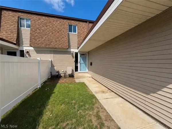 9274 Willow Lane, Olmsted Falls, OH 44138