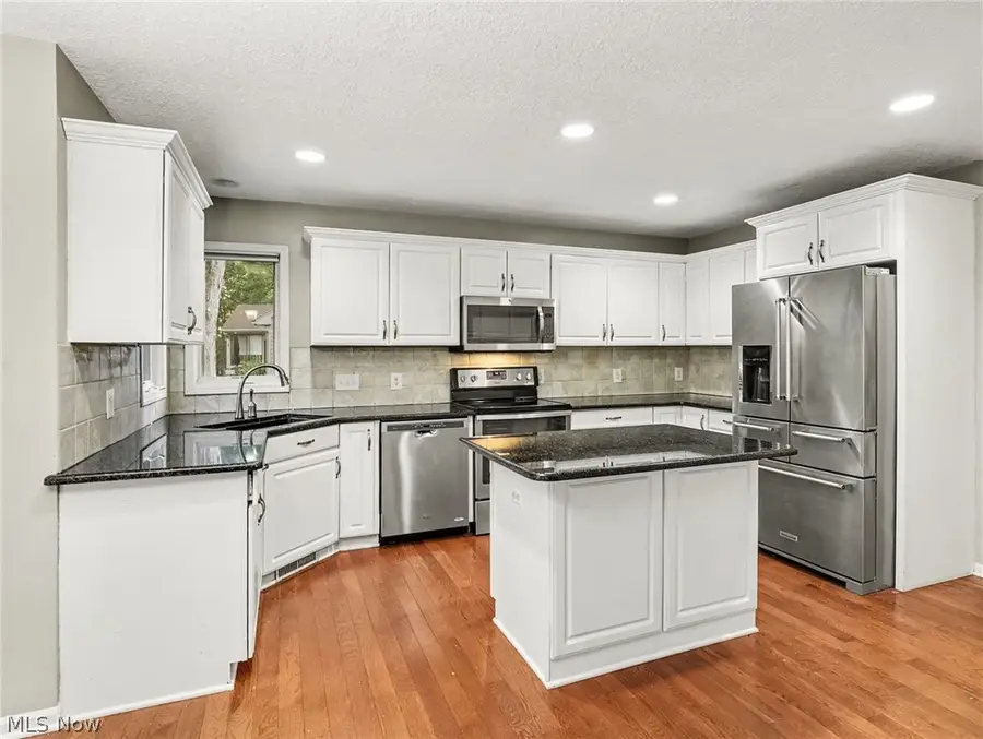 815 Saint Annes Drive, Holland, OH 43528 - #2