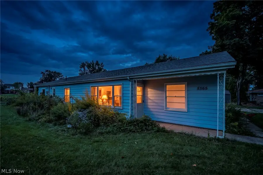 5565 Brentwood Nw Avenue, North Canton, OH 44720 - #2